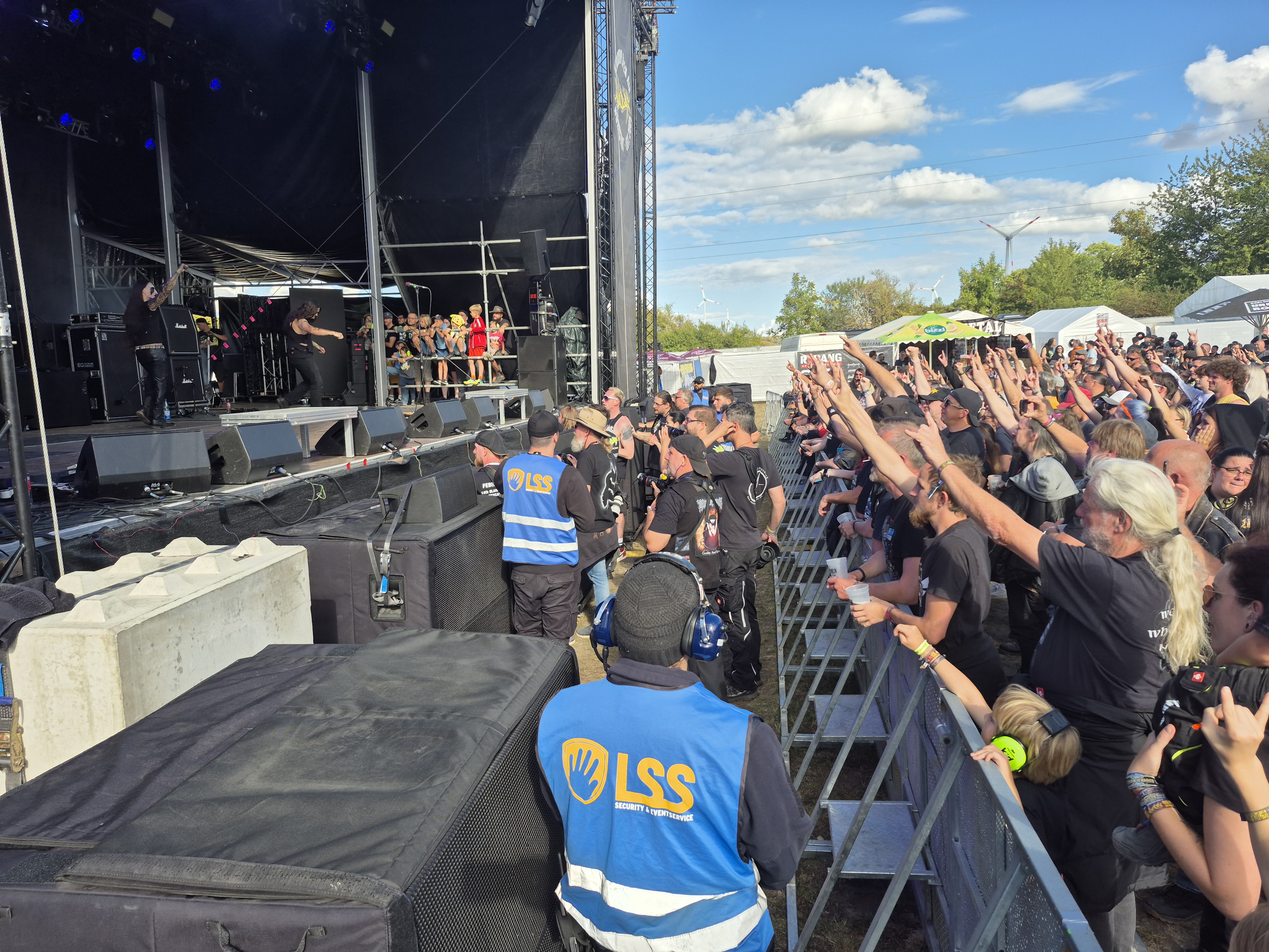LSS Security: Absicherung im Bühnengraben beim NOAF (Neuborn Open Air Festival) mit eigenen Crash-Barriers / Bühnengittern