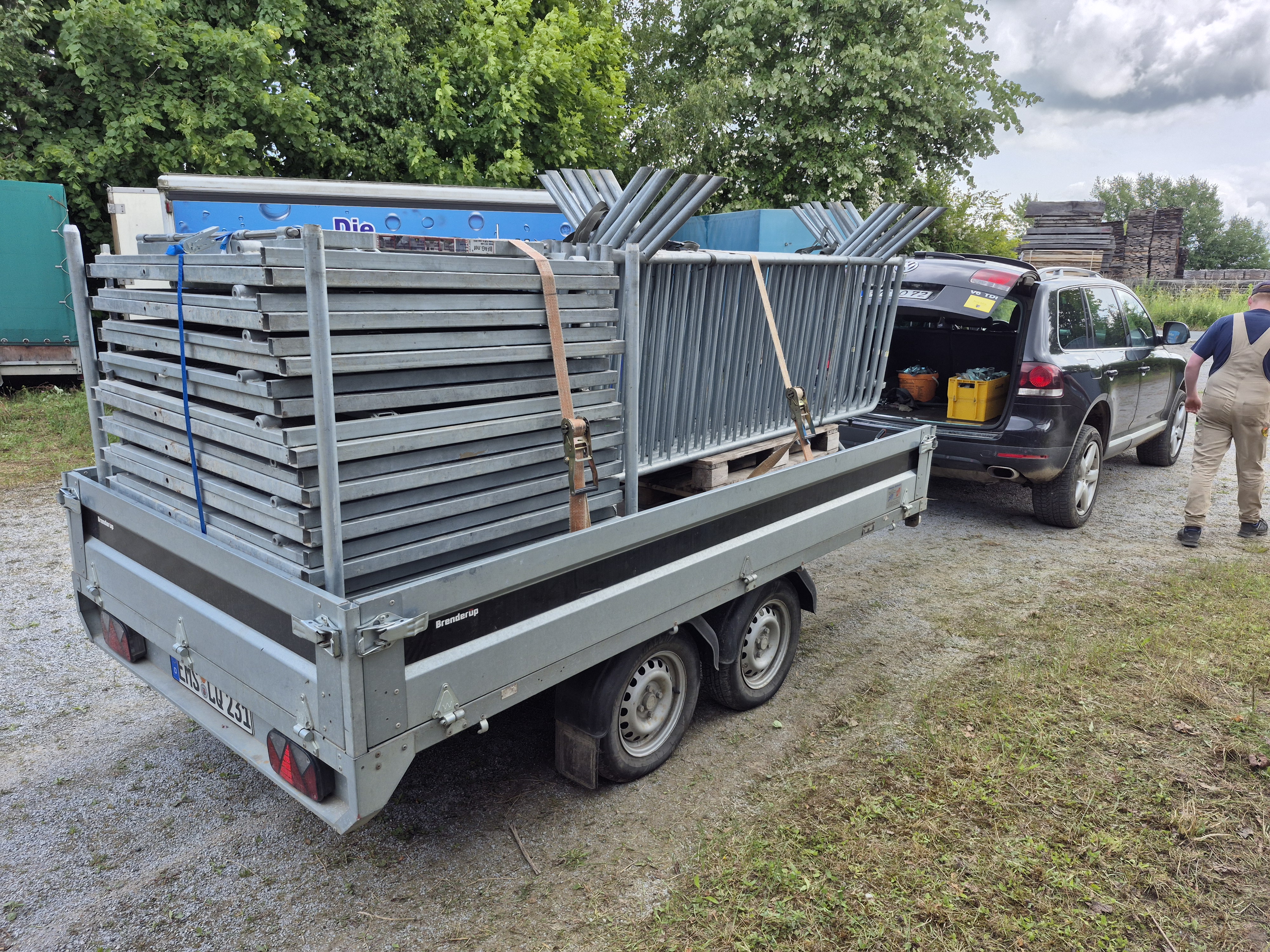 LSS Security Eventlogistik in Weisel: Verladung von Bühnengittern und Mannesmanngittern mit eigenem Gabelstapler auf Transportanhänger